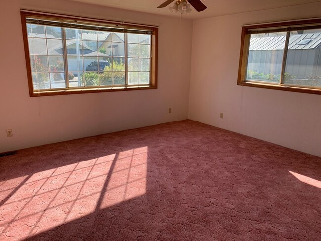 Building Photo - Large 2 Bedroom Hucrest Home! 1 Year Lease Required