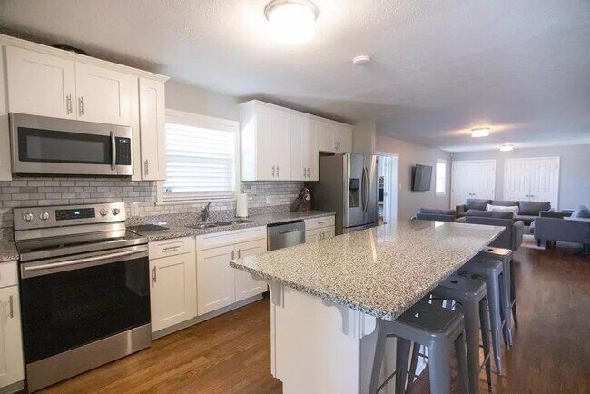 Building Photo - 614 Camellia St N E