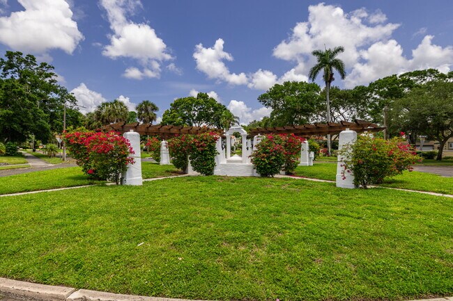 Building Photo - Charming single-family home nestled in des...