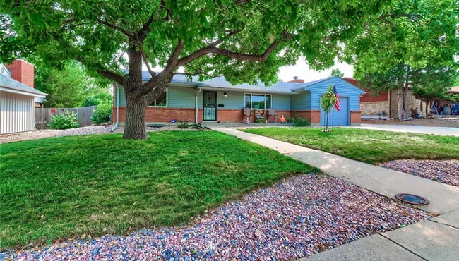 Building Photo - Huge room in a large shared home, private bathroom, great neighborhood, friendly roommates!