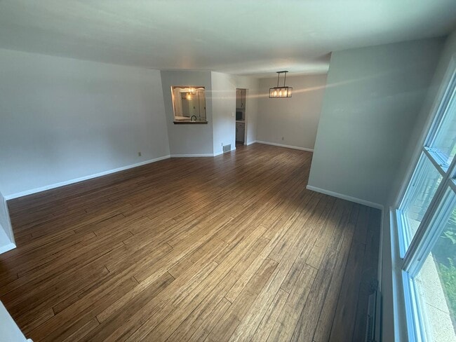 Building Photo - Updated 3BR Home in Prime Wauwatosa Locati...