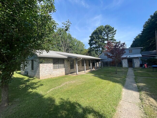 Primary Photo - 1302 Plummer St