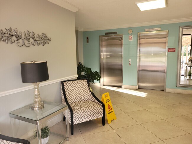 Building Photo - 3050 N Palm Aire Dr