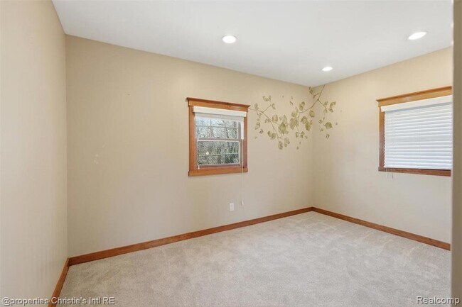 Building Photo - 2739 Lakeridge Ave