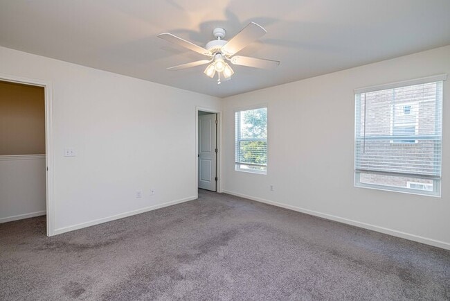 Building Photo - 3 Bedroom Townhome Bonterra Village AVAILA...