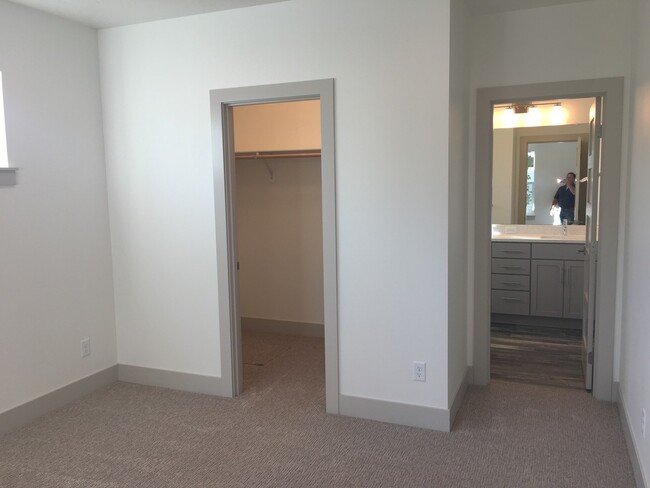 Building Photo - 3 Bedroom / 2 Bathroom Home in SE Bend