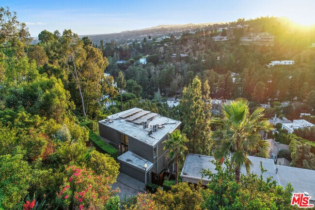 Building Photo - 9416 Beverlycrest Dr