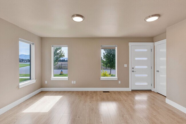 Building Photo - 3 Bed 2.5 Bath Townhome With Garage | $2,6...