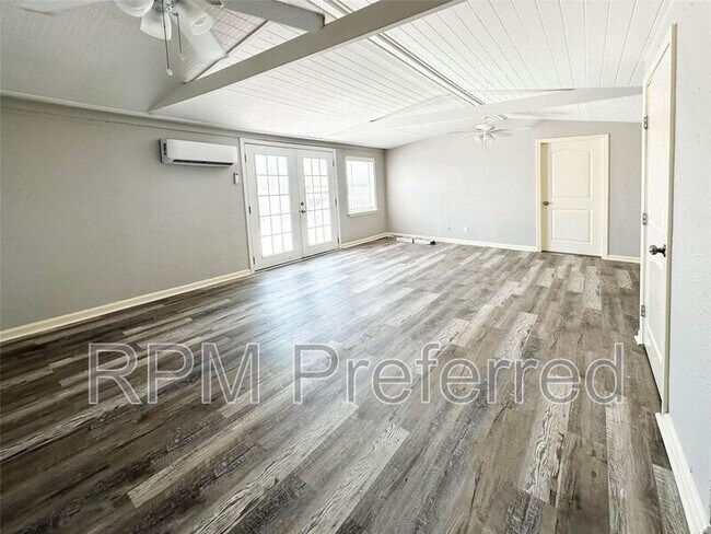 Building Photo - 323 Texas St