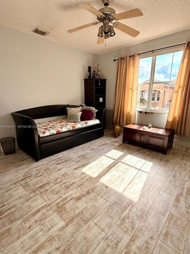 Building Photo - 3729 SW 51st St