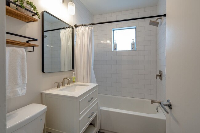 Building Photo - 801 Hillview Heights