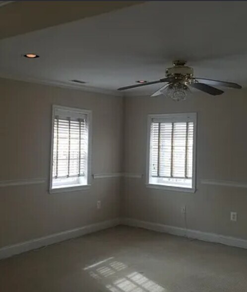 Building Photo - 37 S Ann St