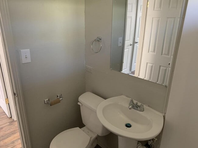 Building Photo - 3633 Mistletoe Ave
