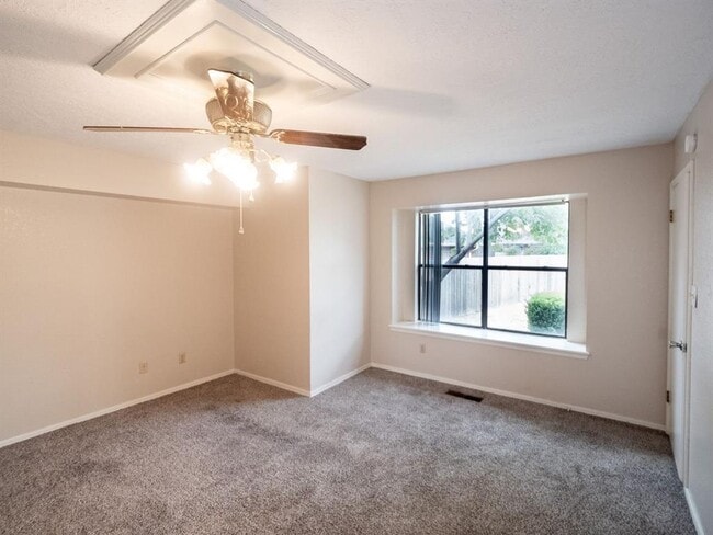 Building Photo - 3201 Creekwood Ct