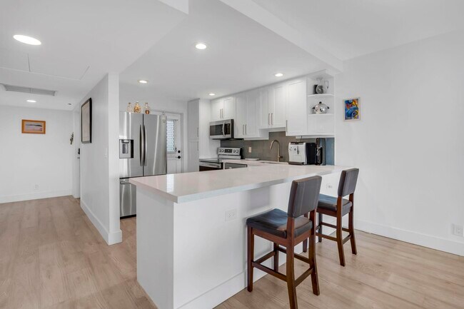 Building Photo - 2800 N Palm Aire Dr