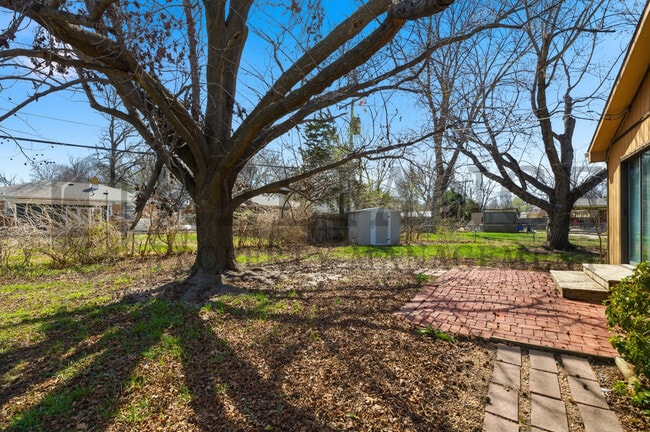 Building Photo - 2242 S Ridgewood Dr