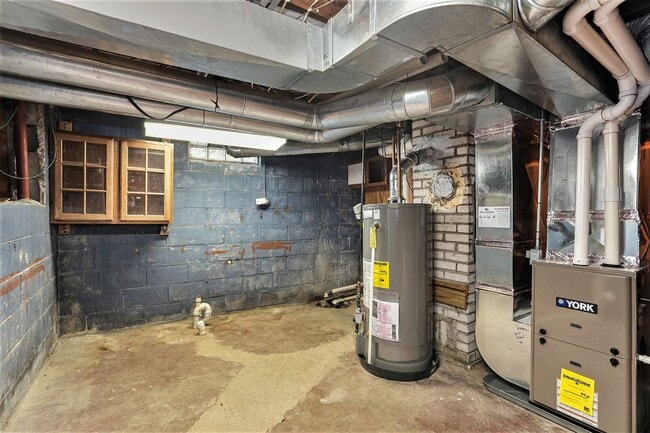 Building Photo - 3 Bedroom, 2 Bath Home in Grand Rapids! Av...