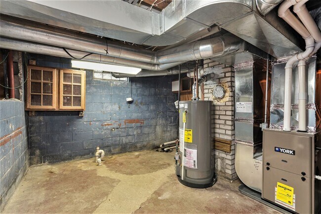 Building Photo - 3 Bedroom, 2 Bath Home in Grand Rapids! Available Now- Includes Washer and Dryer!