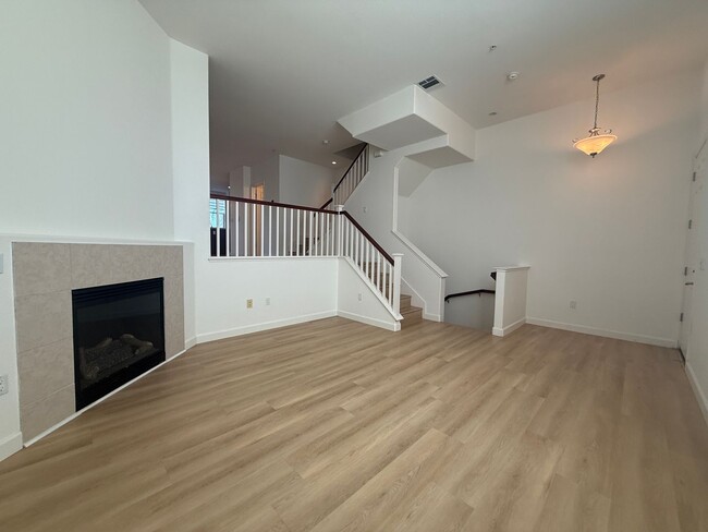Building Photo - Beautiful and Modern 3 Bedroom 2.5 Bath Townhome in Montecito Vista Area