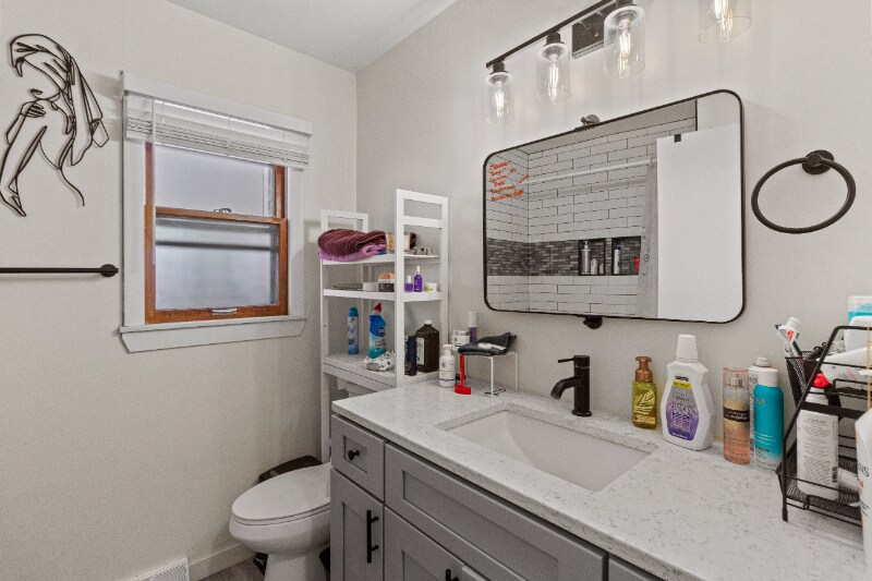 Building Photo - 3668 E Carpenter Ave