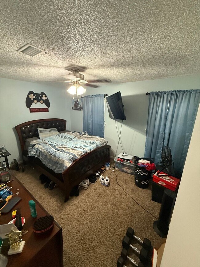 Building Photo - Upgraded 2BR/1.5BA Townhouse Apartment Con...