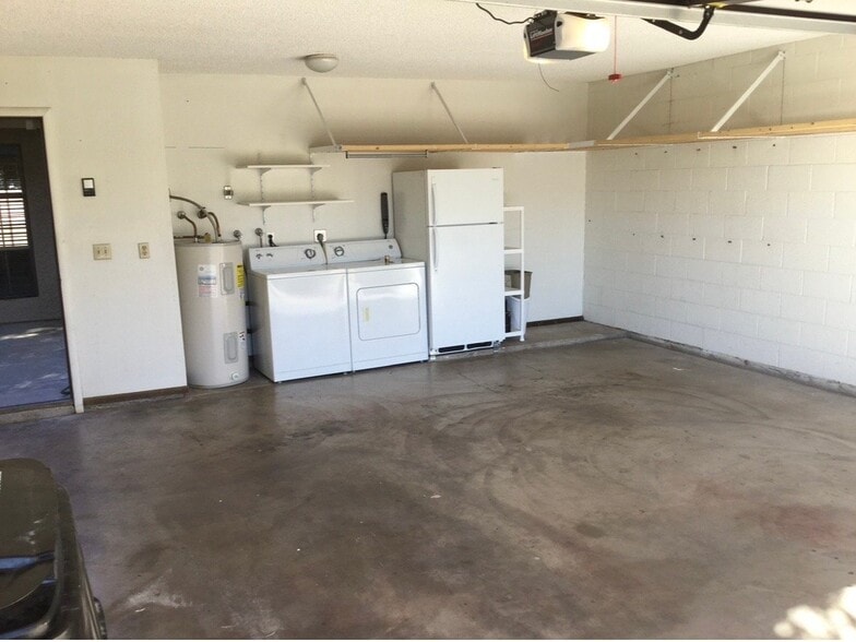 Building Photo - 8460 E Malcomb Dr