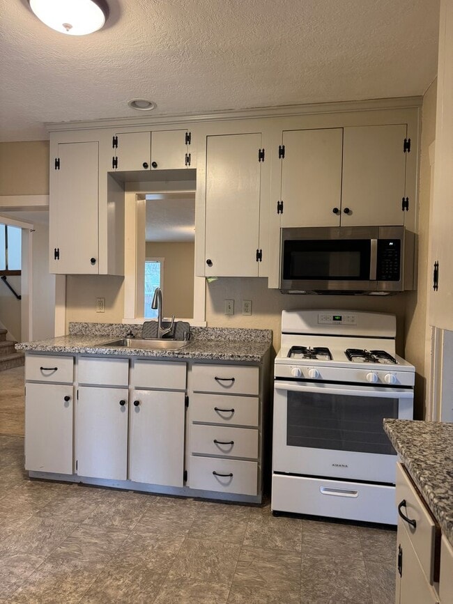 Building Photo - Rare opportunity to lease a versatile mixed-use property in the heart of Milwaukie!