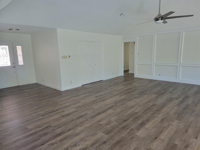 Building Photo - 10403 Pinehurst Dr