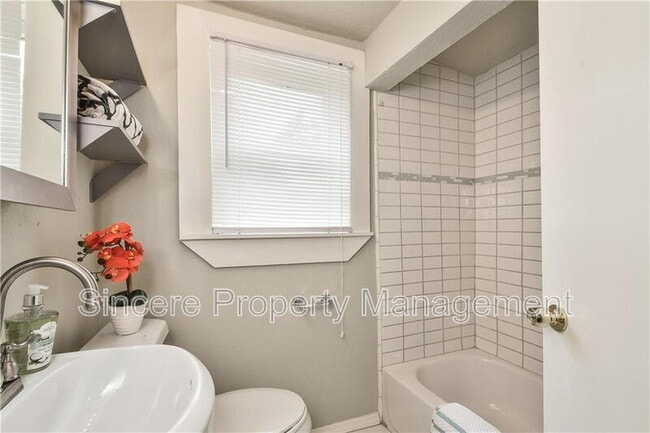 Building Photo - 2217 NW 25th St