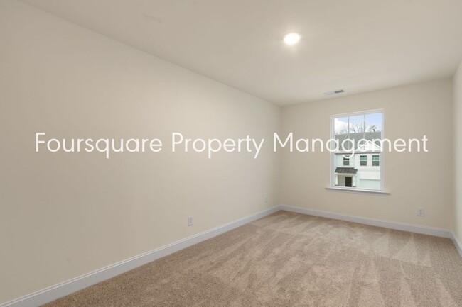 Building Photo - Townhome! | Back Patio with Privacy Fence|...