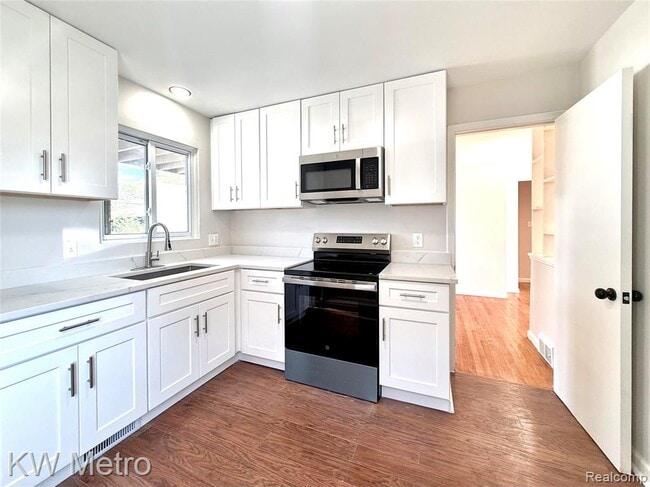 Building Photo - 2180 Vernier Rd