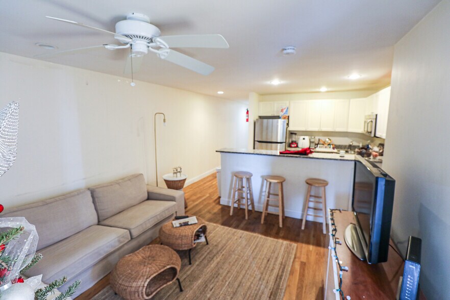 Building Photo - 325 Saint Paul St