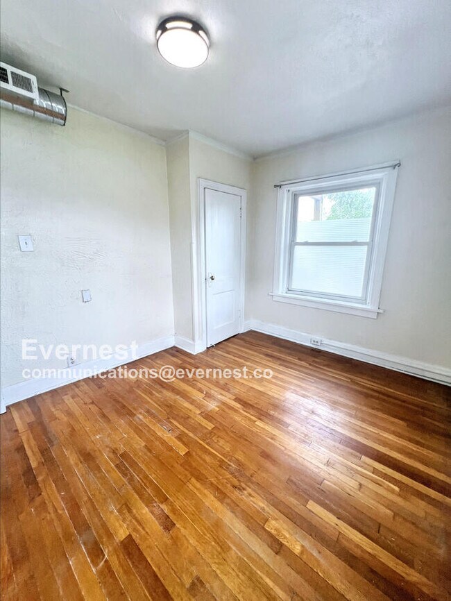 Building Photo - 2807 Gillham Rd