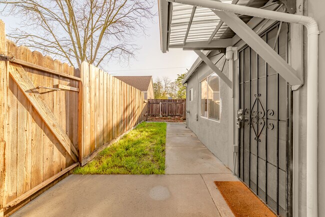 Building Photo - 4432 10th Ave