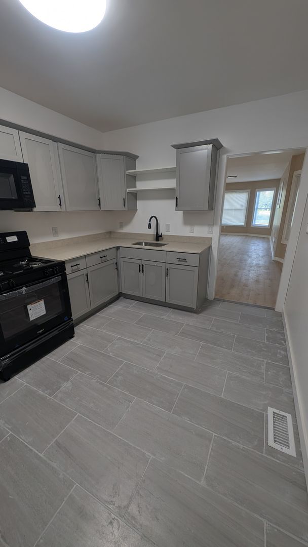Building Photo - Newly Renovated Two-Bedroom