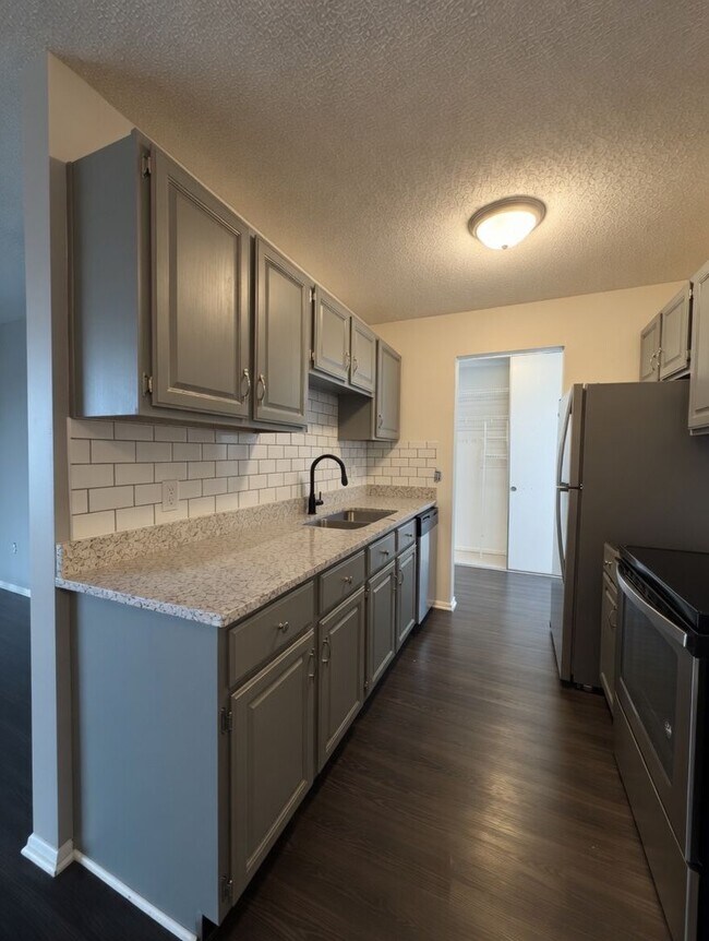 Building Photo - Freshly Updated, Stylish 2 bed 2 bath Condo in Bloomington Includes 2 Heated Parking Spaces!