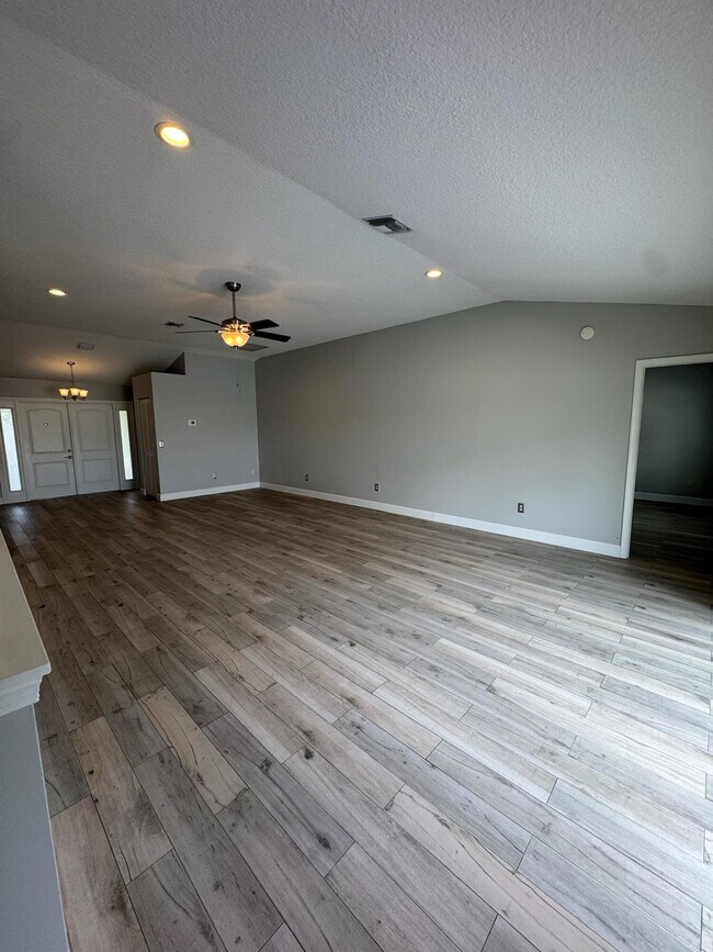 Building Photo - 12872 Meadowbend Dr