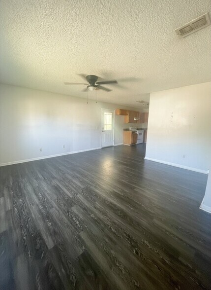 Building Photo - 116 Willow Brook Dr