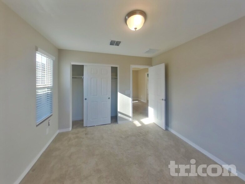 Building Photo - 5830 W Wood St