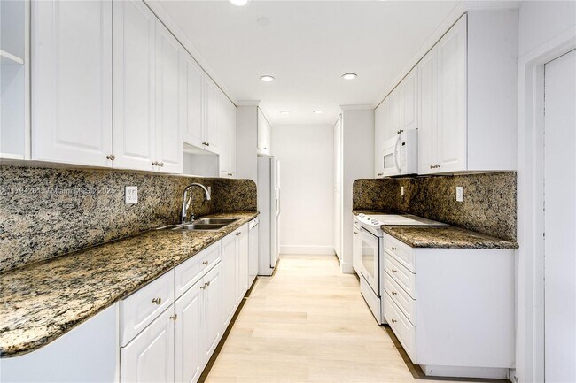 Building Photo - 251 Crandon Blvd