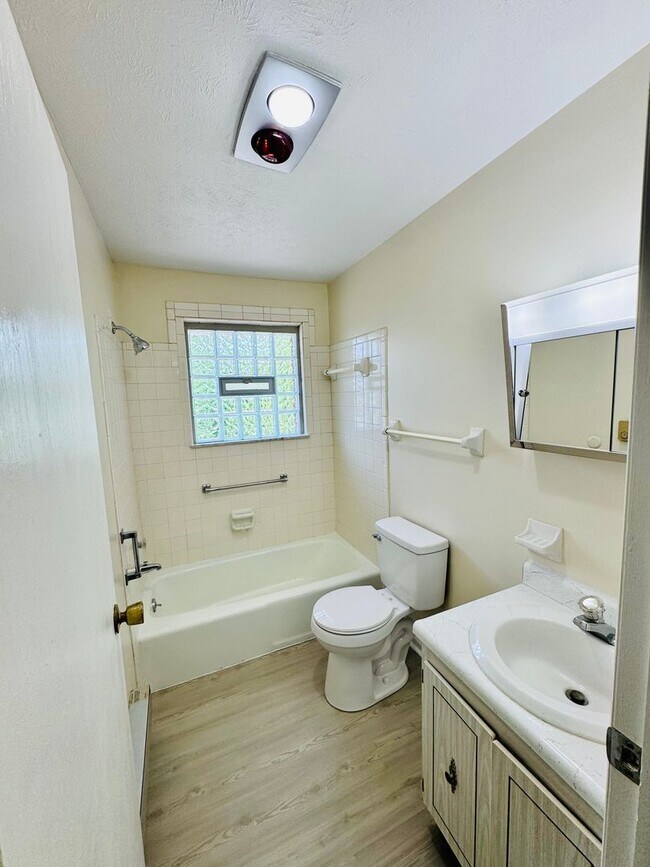 Building Photo - 1408 Jackson Ln