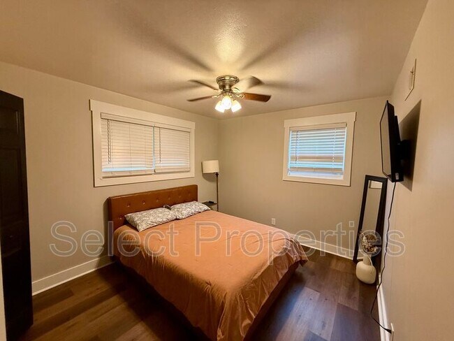 Building Photo - 1824 Rosemond Ave