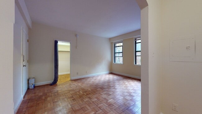 Building Photo - Foggy Bottom Efficiency W/Roofdeck & Garde...