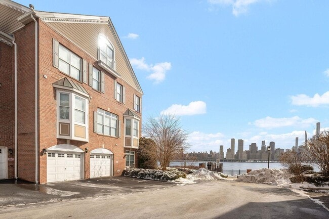 Building Photo - 443 Albany Ct