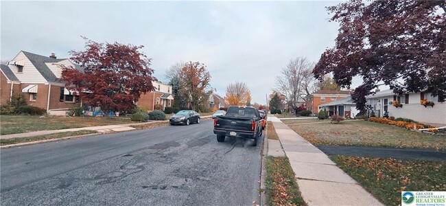 Building Photo - 1103 N Van Buren St