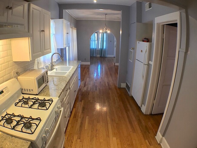 Building Photo - Central El Paso 2 bed REFRIG A/C with Moun...