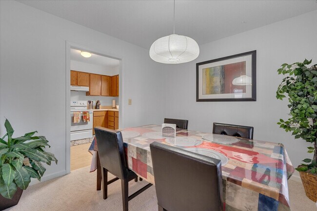 Building Photo - 2210 Wilshire Dr