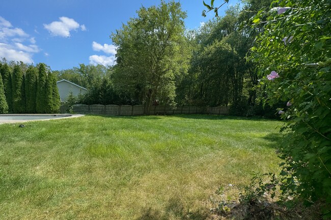 Building Photo - Stunning Renovated 4-Bedroom Home with Gor...