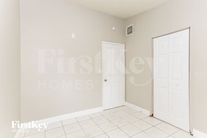 Building Photo - 1290 SW 28th Ave
