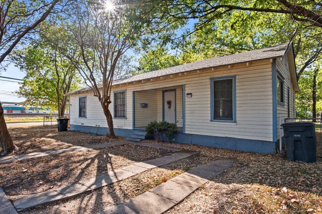 Building Photo - "Charming 2-Bedroom Duplex Retreat on Clou...